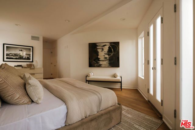 2027 Oakwood Avenue, Los Angeles, CA 90291