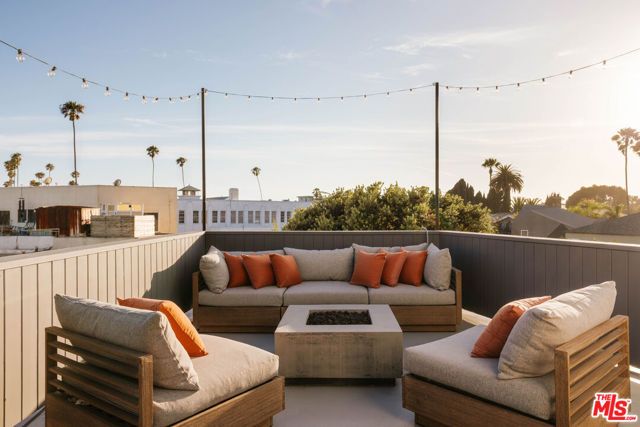 2027 Oakwood Avenue, Los Angeles, CA 90291