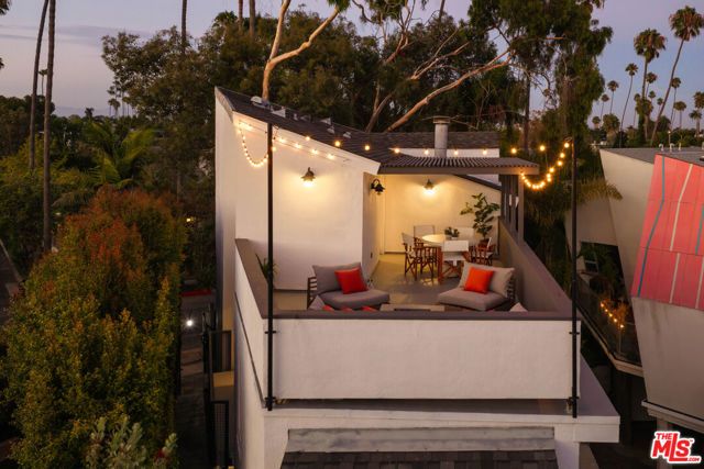2027 Oakwood Avenue, Los Angeles, CA 90291