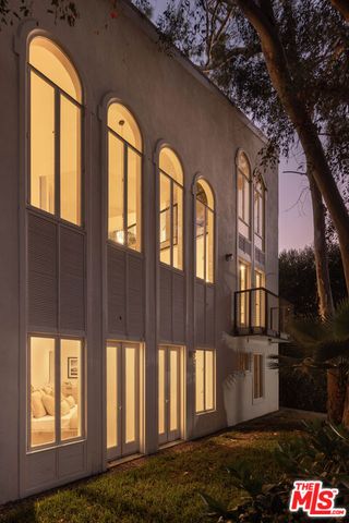 2027 Oakwood Avenue, Los Angeles, CA 90291