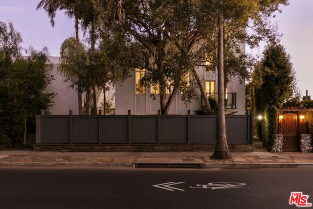 2027 Oakwood Avenue, Los Angeles, CA 90291