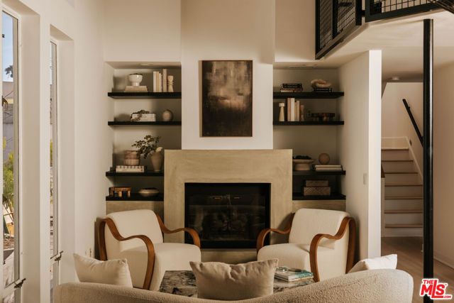 2027 Oakwood Avenue, Los Angeles, CA 90291