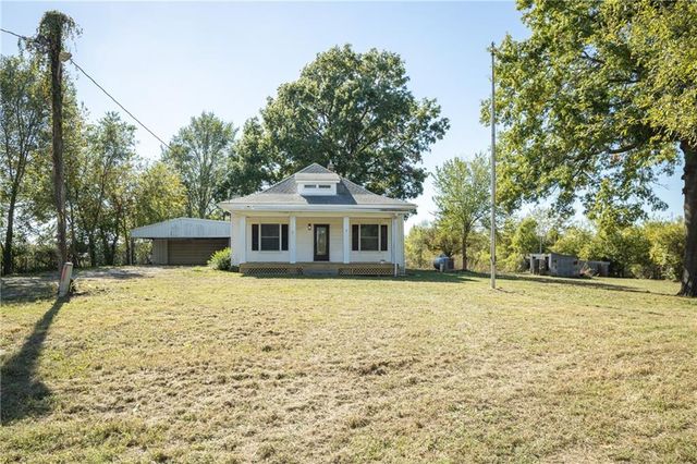 7798 3rd Street, Higginsville, MO 64037