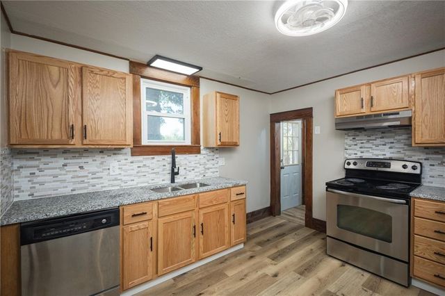 7798 3rd Street, Higginsville, MO 64037