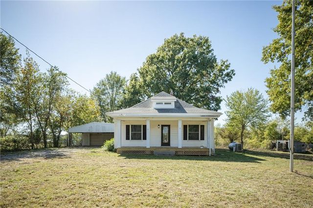 7798 3rd Street, Higginsville, MO 64037