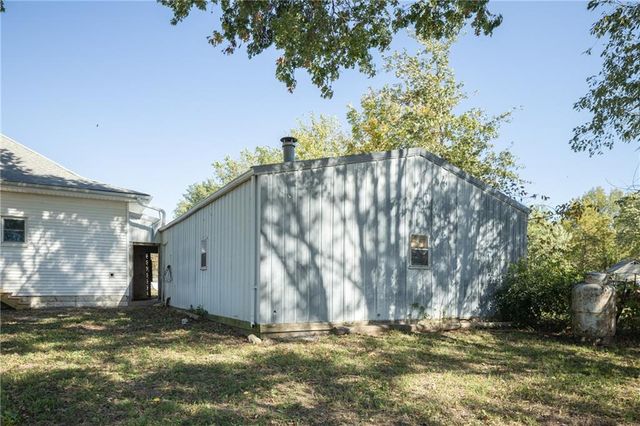 7798 3rd Street, Higginsville, MO 64037