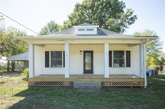 7798 3rd Street, Higginsville, MO 64037