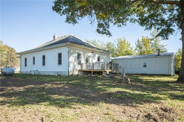 7798 3rd Street, Higginsville, MO 64037