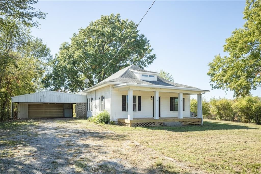 7798 3rd Street, Higginsville, MO 64037