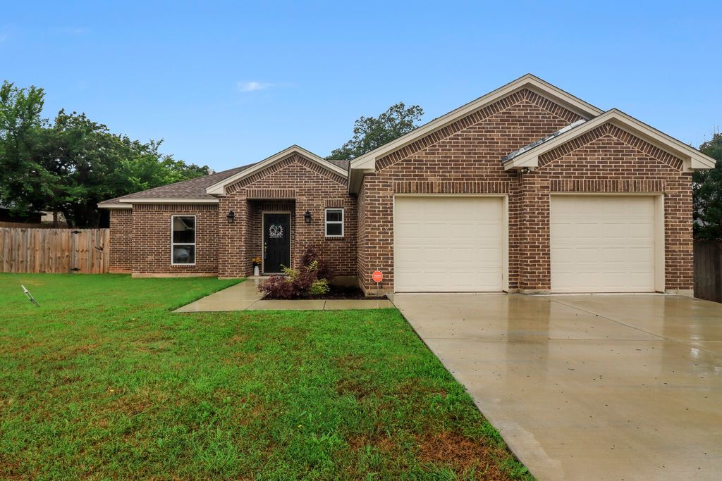 605 Madeline Court, Azle, TX 76020