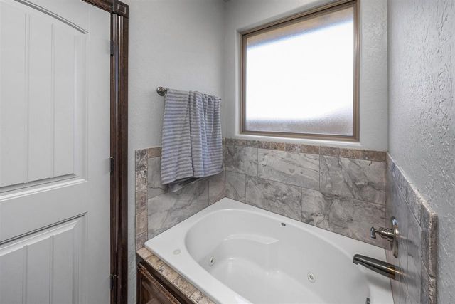 13122 NE Shadow Ridge Dr, Elgin, OK 73538
