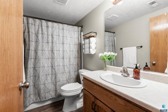 5527 S Wexford Ct Court, Sioux Falls, SD 57106