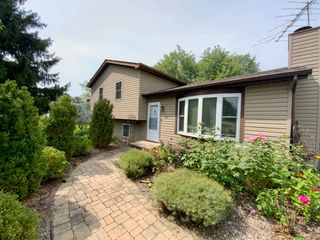 592 Pine Grove Avenue, Gurnee, IL 60031
