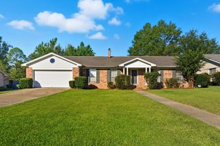 811 Monterrey Ln., Hattiesburg, MS 39402
