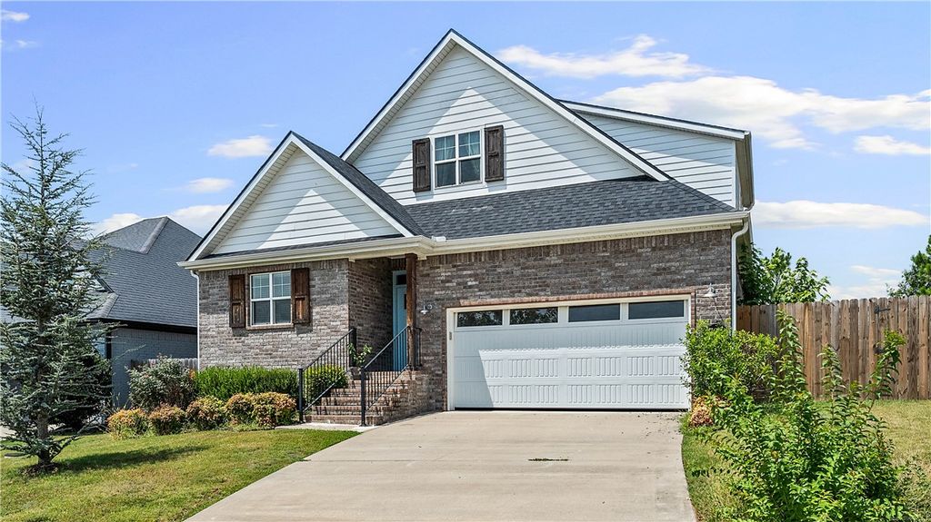 2763 N Chapel Drive, Fayetteville, AR 72704
