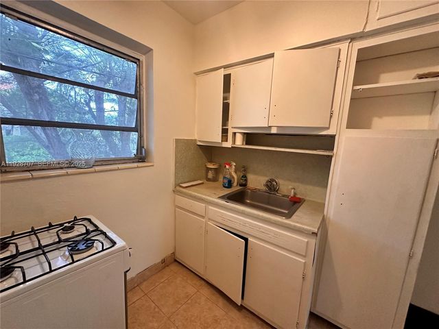 4740 Pine Tree Dr 20, Miami Beach, FL 33140