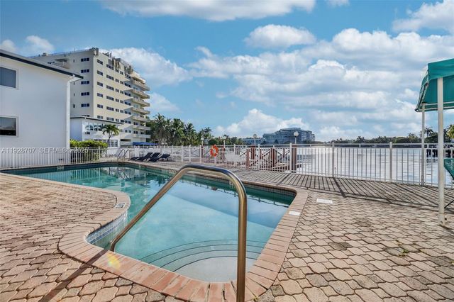 4740 Pine Tree Dr 20, Miami Beach, FL 33140