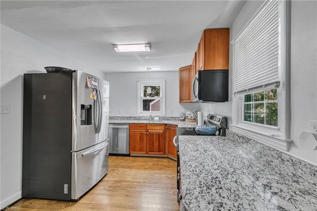 124 Cambridge PL, Hampton, VA 23669