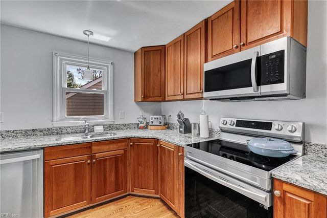 124 Cambridge PL, Hampton, VA 23669