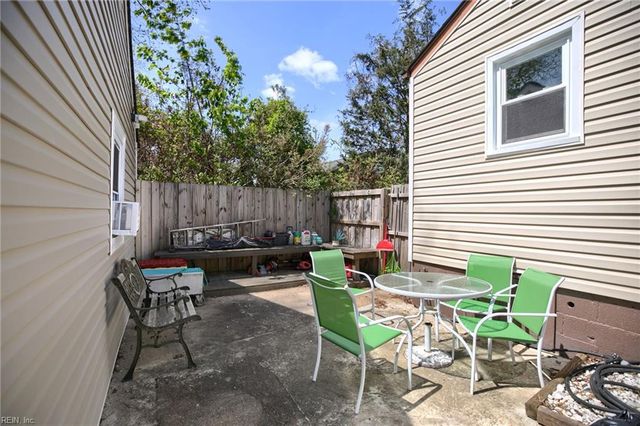 124 Cambridge PL, Hampton, VA 23669