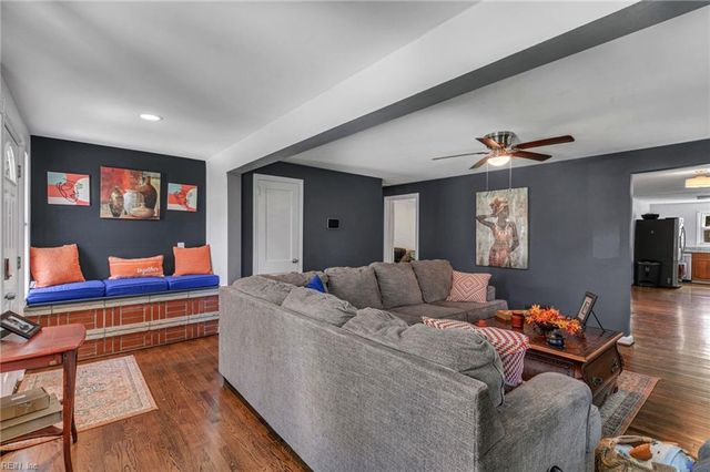 124 Cambridge PL, Hampton, VA 23669