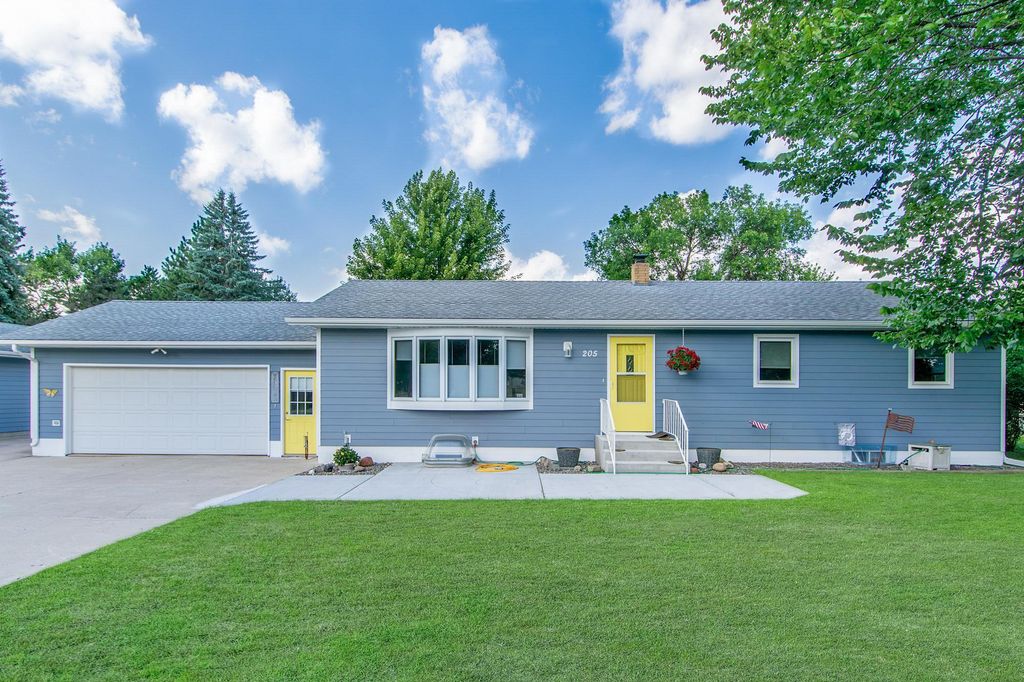 205 Prairie Avenue NE, Staples, MN 56479