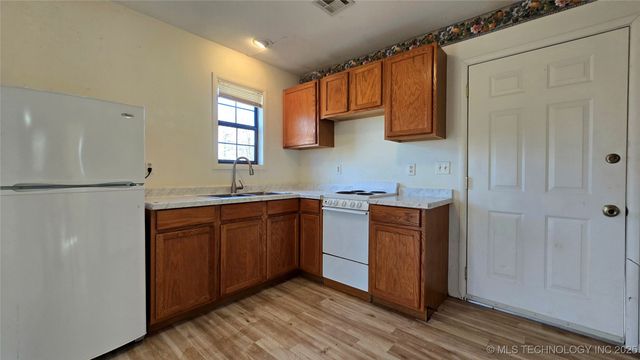 240 W French Street, Eufaula, OK 74432