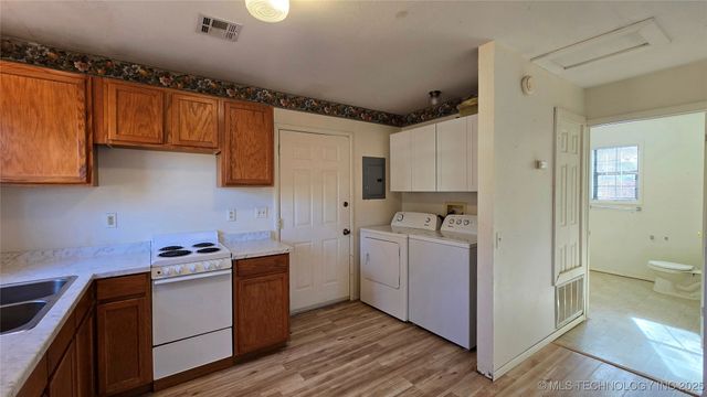 240 W French Street, Eufaula, OK 74432