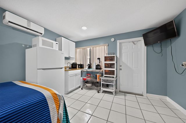 5826 CHURCHILL Court, West Palm Beach, FL 33405