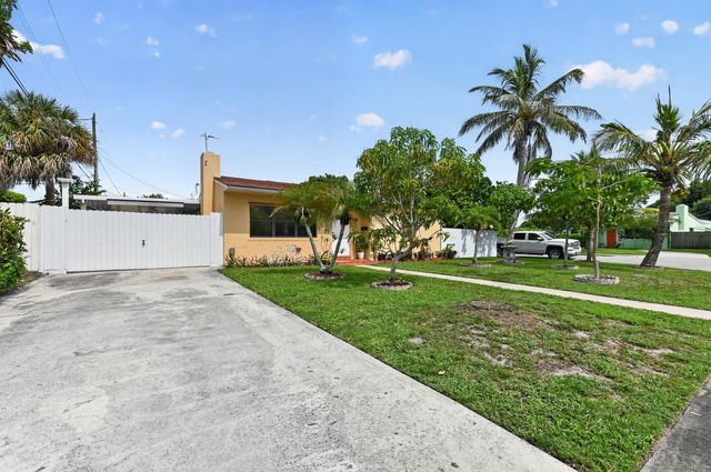 5826 CHURCHILL Court, West Palm Beach, FL 33405