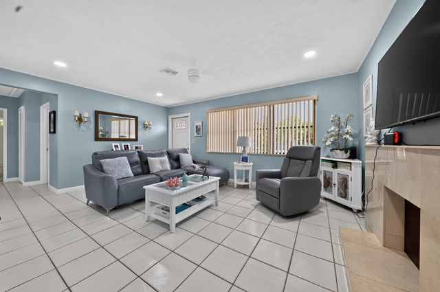5826 CHURCHILL Court, West Palm Beach, FL 33405