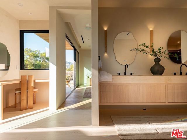 517 N Edinburgh Avenue, Los Angeles, CA 90048