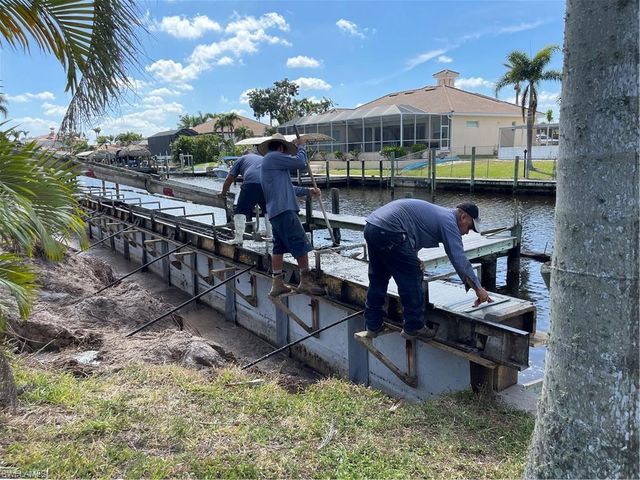 1122 Lorraine CT, Cape Coral, FL 33904