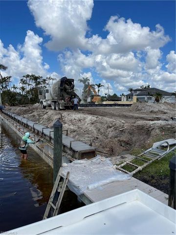 1122 Lorraine CT, Cape Coral, FL 33904