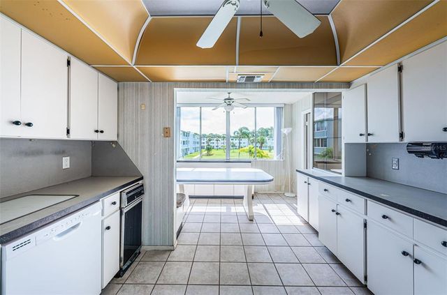 4895 BAY STREET NE 211, St Petersburg, FL 33704