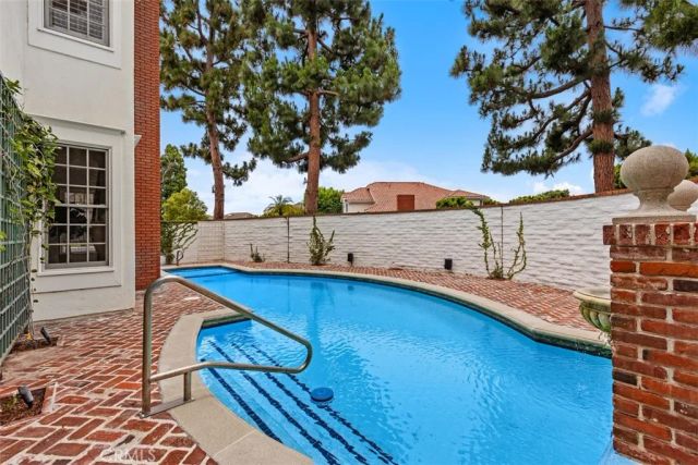 2 Belcourt, Newport Beach, CA 92660