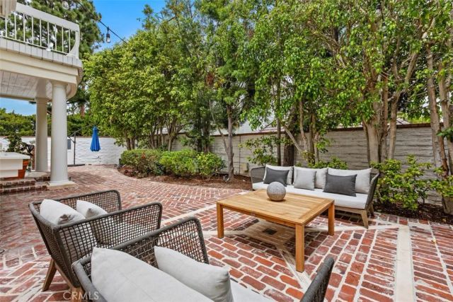 2 Belcourt, Newport Beach, CA 92660