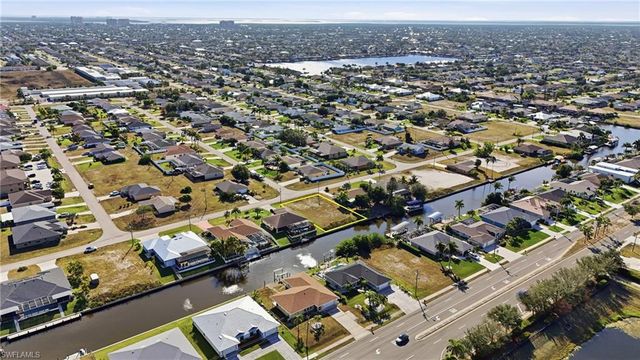 829 SW 40th TER, Cape Coral, FL 33914