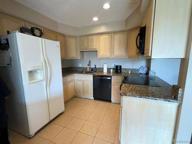 32450 Barclay Square, Warren, MI 48093