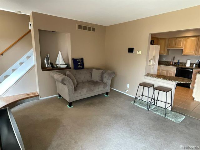32450 Barclay Square, Warren, MI 48093