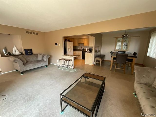 32450 Barclay Square, Warren, MI 48093