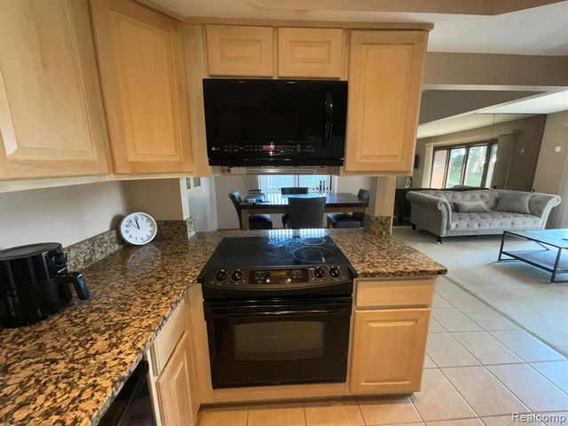 32450 Barclay Square, Warren, MI 48093