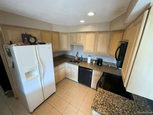 32450 Barclay Square, Warren, MI 48093