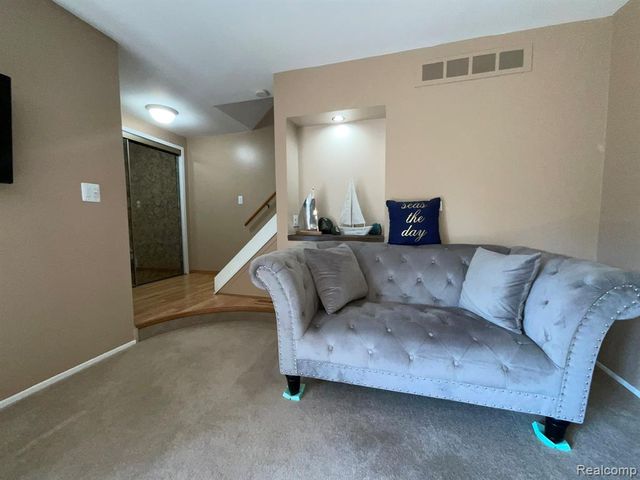 32450 Barclay Square, Warren, MI 48093