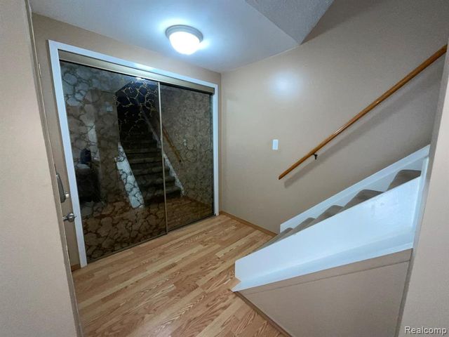 32450 Barclay Square, Warren, MI 48093