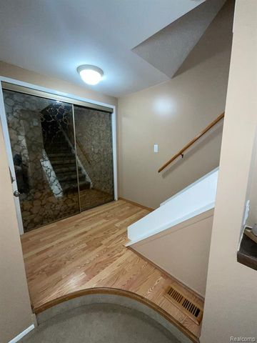 32450 Barclay Square, Warren, MI 48093