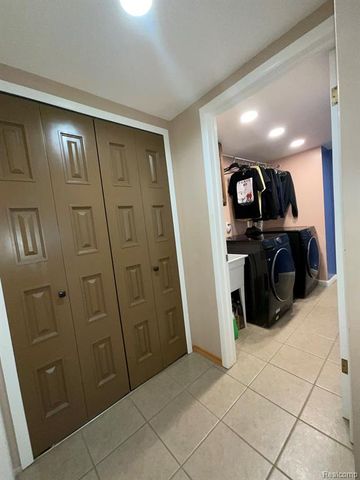 32450 Barclay Square, Warren, MI 48093