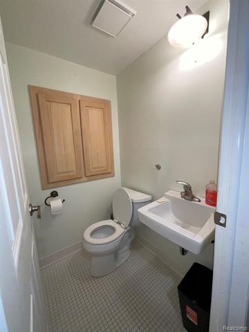 32450 Barclay Square, Warren, MI 48093