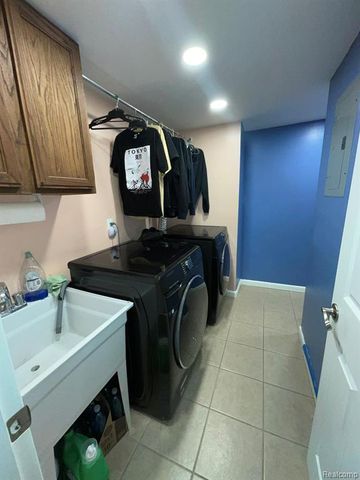32450 Barclay Square, Warren, MI 48093