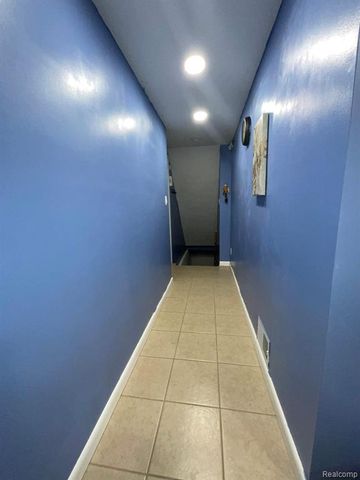 32450 Barclay Square, Warren, MI 48093